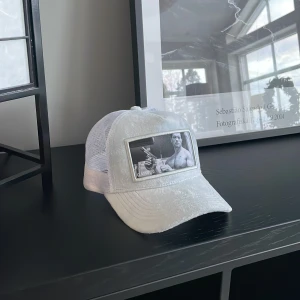 Classofied keps - Säljer min classified keps som är vit med en bild på Arnold  Schwarzenegger kepsen är helt slutsåld på hemsidan och är oanvänd