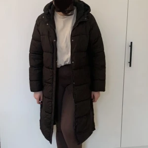 Vinterjacka - Svart puffer-vinterjacka, inköpt från nelly, knappt använd och det finns inga skador!
