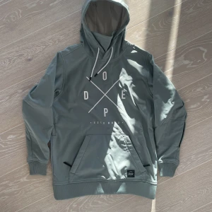 Dope skidjacka  - Snygg skidjacka/snowboard jacka från Dope i storlek S. Endast använd i 5 dagar. Finns en fläck på ryggen, vet ej om den går bort då jag inte försökt (bild kan skickas). Nypris 1600kr. Köparen står för ev frakt! Priset kan diskuteras🫶🏼