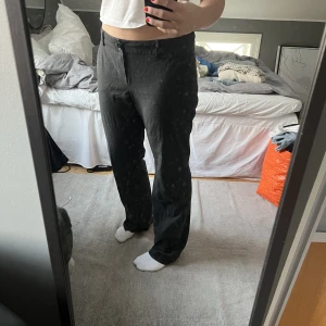 Kostymbyxor  - Mörkgråa kostymbyxor från MEXX, storlek 40