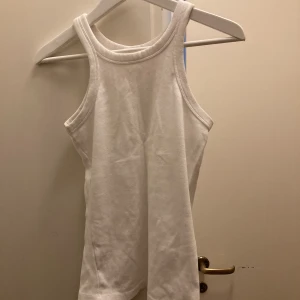 Vitt linne från hm - Vitt lite ribbat linne, endast använt ett fåtal gånger