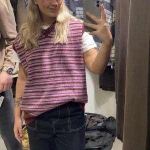 Randig väst  - Rosa/ röd randig väst från Zara. Stickat material. 