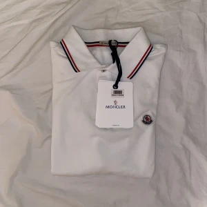 Moncler piké  - 9/10 använd endast fåtal gånger. Alla ogs finns kvar samt kvitto. Köpt från NKs hemsida.