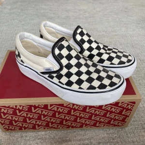 Vans checkerboard slip-on platform - Ett par vans slip-on med platformsula. Använda ca 3 gånger, insåg snabbt att de var för små för mig💔 Du får med orginallådan Nypris: ca 500kr