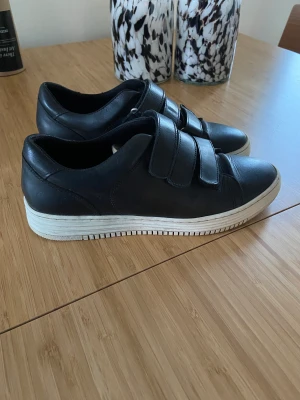 Sneakers - Söta sneakers i svart och silverdetalj. Använda men i fint skick. 