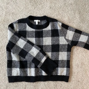 rutig stickad tröja - ANVÄND INTE KÖP DIRKET FUNKTIONEN!! stickad tröja ifrån hm. köpte den för 2 år sedan, och har endast använt den några gånger. fint skick, och går inte att köpa längre. 