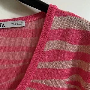 Söt glitter klänning/ topp - Glittrig klänning från zara i zebra mönster. Har använt den som en klänning men funkar som en oversize blus/topp.  Köpare står för frakt 