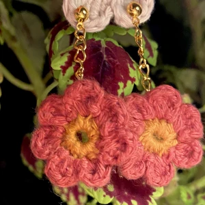 Virkade örhängen blommor guldiga - Virkar lite örhängen, om nån annan råkar tycka dem e fina får ni gärna köpa 🥰   finns i fler färger!