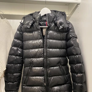 Moncler jacka  - Säljer min moncler jacka i storlek 2. Inga defekter förutom att serien har lossnat på insidan och blivit påsydd igen. Säljer pågrund av att jag inte tycker den passar mig. Skriv för fler bilder💕💕