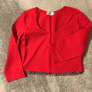 Topp med färgglada pärlor - Mycket bra skick, storlek 36