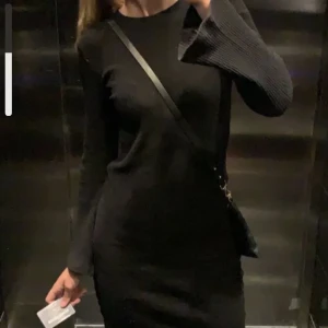 Klänning med vida ärmar.  - Säljer denna slutsålda efterfrågan klänningen med vida ärmar, från Gina tricot. Buda med förslag på priser!! 