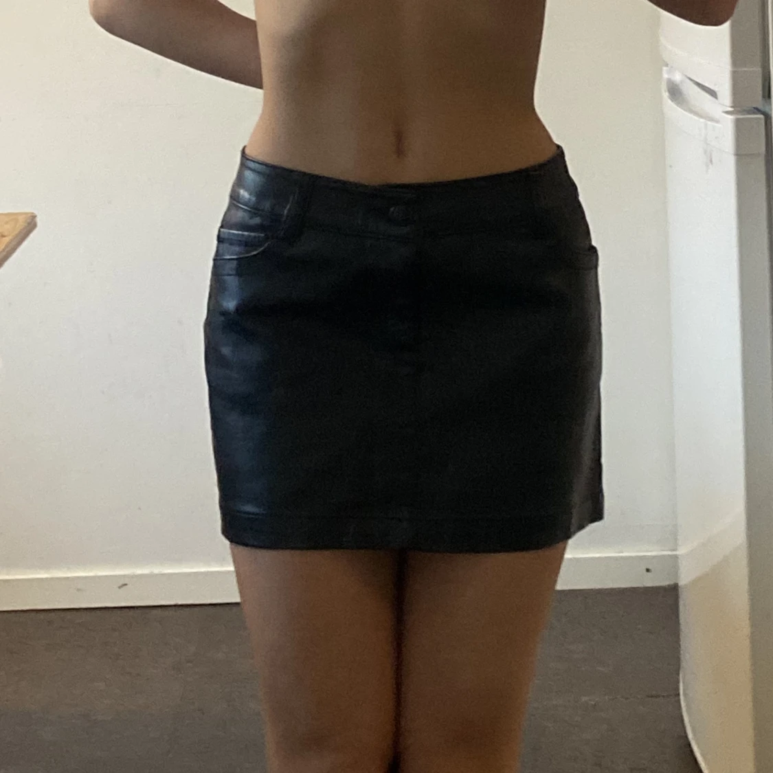 Lågmidjad skinnkjol  - 90