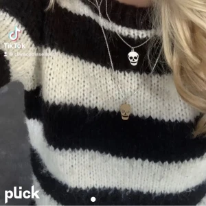 Stickad tröja - Fin oanvänd stickad tröja som jag har köpt här på plick men kommer frånbörjan från Vero Moda. Helt oanvänd från mig och i väldigt bra skick!