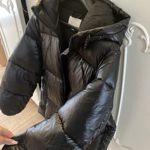 Hm jacka - Säljer den trendiga slutsålda jackan från hm i strl S 💕Säljer då den är för stor för mig.  Säljer endast vid bra bud! Knappt använd!❗️högsta bud: 950kr