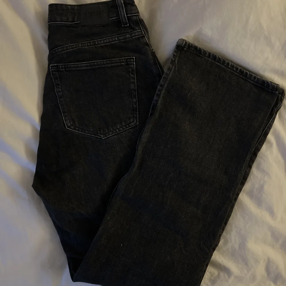 Gråa rowe jeans med slits från weekday. Säljer då de är för korta för mig. Färgen är som på andra bilden. Fint skick!. Jeans & Byxor.