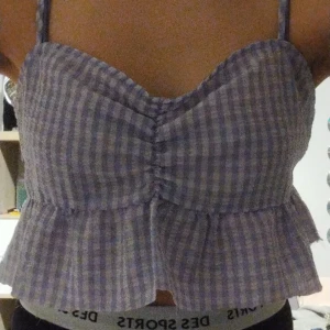 Lila topp i strl Xs-S - En superfin Lila egensydd sommar-topp. Sitter bra på mig som har xs-s.   69:- ink