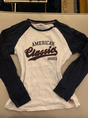 long sleeve tröja  - köpt på second hand, har aldrig använt och säljer eftersom att den inte kommer till användning! ❤️