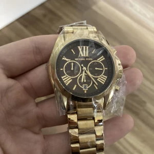 Äkta Michael kors klocka herr! - Helt oanvänd och inplastad mk klocka för män! Den funkar som den ska och kommer med orginal låda såklart! Pris går att diskuteras Vid snabb affär
