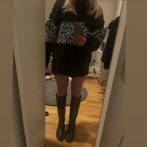 Höga boots  - Nice boots ifrån hm, endast använda en gång. 