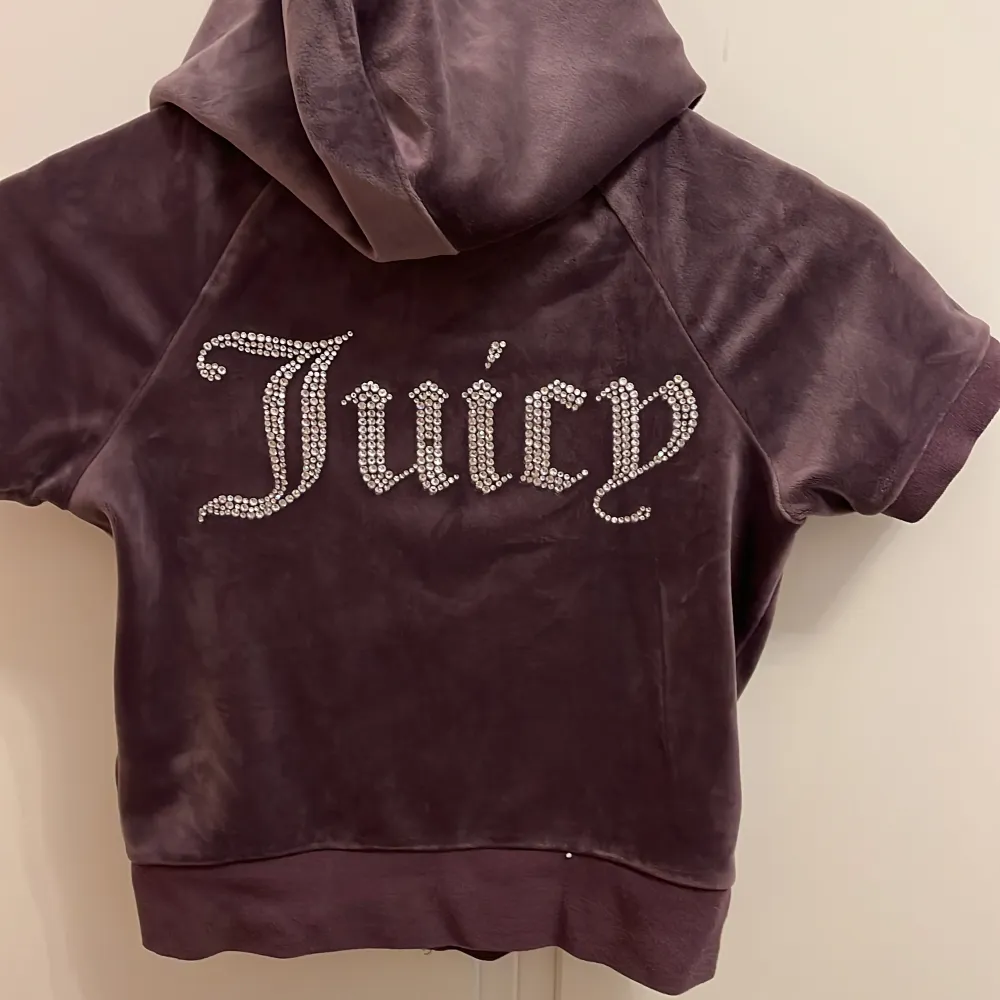 Säljer en cool,ovanliga Lila juicy couture hoodie med juicy text utan armar köpt på Urban outfitters för 799kr och storlek xs❤️på texten där bak har den tappat en diamant! 💕Hoodien ser liten ut på bilden men vid intresse kan ni skriva om bilder privat💗. Tröjor & Koftor.
