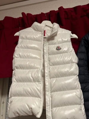 Moncler väst - Moncler väst, passar storlek S