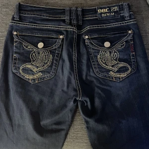 Midrise jeans - Jätte snygga mid/låg midjade jeans med snygga fickor som inte är använda mycket🌟Jeans modellen är mer straight/regular, men absolut inte skinnh. Skriv priv om du har mer frågor ex. fler bilder och mått☺️💗