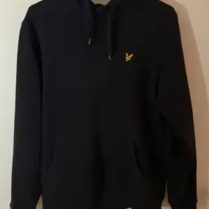 lyle & scott hoodie.  Nyskick. Använd 1 gång. Nypris 799kr 