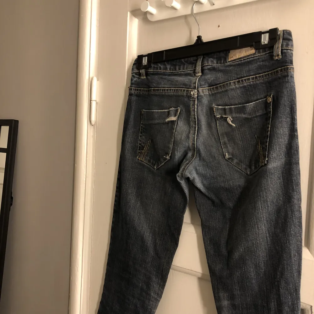 Blåa lågmidjade jeans med hår på ena knät. Super fina men lågmidjade jeans är inget som kommer till användning. Därav säljer jag dom. Barnstorlek men sitter som en XXS/XS. Något korta på mig som är 168cm lång och något smakar i passformen💞. Jeans & Byxor.