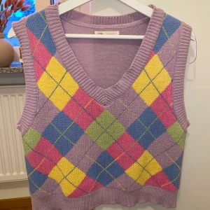 Stickad y2k väst - Säljer denna superfina väst från stravidarius då den tyvärr inte kommer till användning🌈 Den är i Medium men är ganska liten i storleken. Frakt kan variera beroende på pris