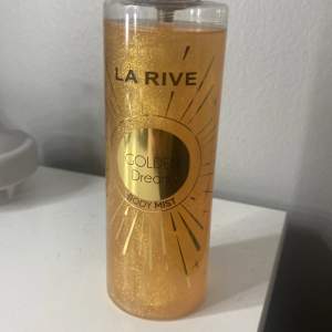 En body mist från La Rive!! Den luktar jätte gått men har aldrig kommit till användning!! Köpte den för ungefär 50kr men säljer den för 35+frakt!!💕