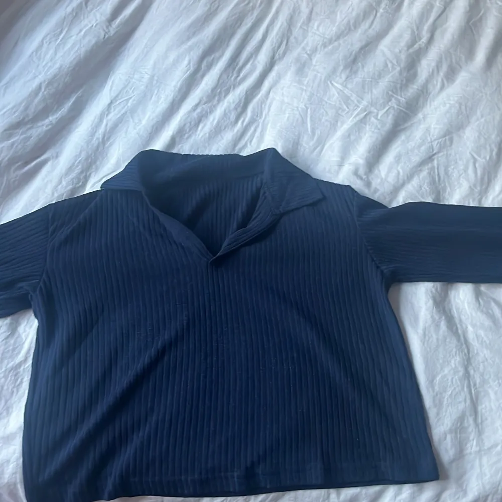 Marinblå långärmad tröja ifrån SHEIN. Aldrig använd. Materialet är tunt och luftigt. Skriv ifall du har frågor!. Tröjor & Koftor.