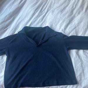Marinblå långärmad tröja ifrån SHEIN. Aldrig använd. Materialet är tunt och luftigt. Skriv ifall du har frågor!