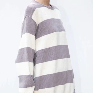 brandy tröja - vit och lila randig stickad tröja från brandy melville 🫶🏼köpt för cirka 400 kr för ett tag sen men sparsamt använd så i mycket bra skick 💌 kontakta mig vid intresse eller för fler bilder