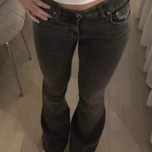 Säljer dessa lågmidjade bootcut jeans från Gina (ej mina bilder)💕💕