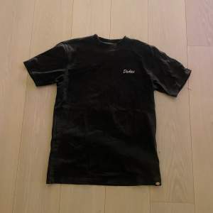 Svart dickies T-shirt💎. Storlek SMALL🖤. T-shirten är i perfekt skick, inga defekter💧bara att höra av sig med frågor/bilder🪐