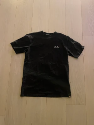 🖤Dickies t-shirt🖤 - Svart dickies T-shirt💎. Storlek SMALL🖤. T-shirten är i perfekt skick, inga defekter💧bara att höra av sig med frågor/bilder🪐