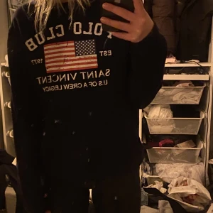 Marinblå polo sweatshirt  - Säljer min gamla polo tröja 