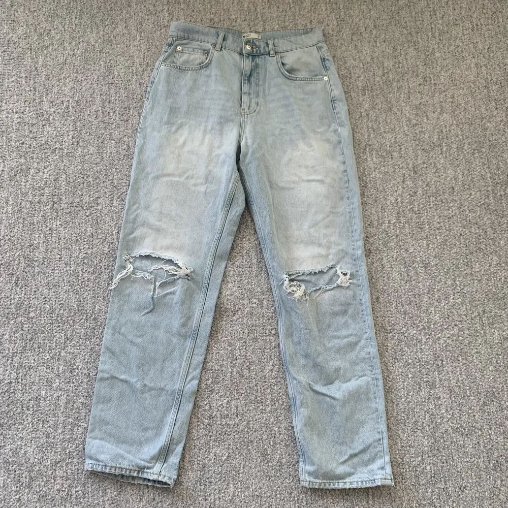 Distressed högmidjade light wash jeans från Gina tricot i bra skick. . Jeans & Byxor.