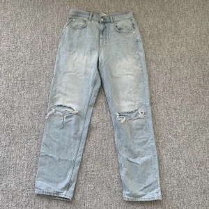 Momjeans Gina Tricot  - Distressed högmidjade light wash jeans från Gina tricot i bra skick. 