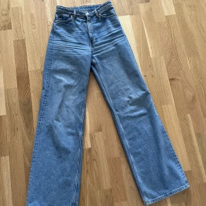 Wide blue jeans strl xs - Jag säljer dessa mellanblå vida jeansen i storlek 24 (xs). Jeansen sitter som en xs och medellånga i benen på mig som är 164cm💕