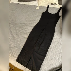 Svart figurformad klänning black dress - Svart figurformad klänning aldrig använt. Split därbak 