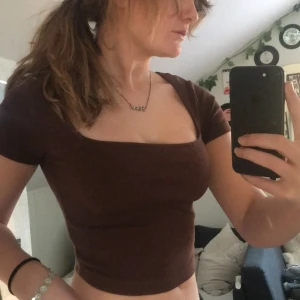 Topp - Brun fintopp från BikBok🤎 kroppad och aningen urringad, passar mig som är S/M✨