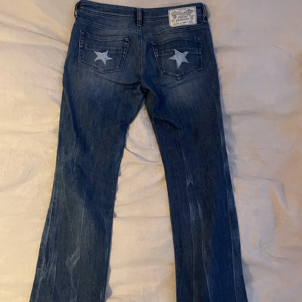Säljer mina lågmidjade diesel jeans köpta på secondhand då dom är för små för mig. Stjärnorna har jag målat dit själv.. Jeans & Byxor.