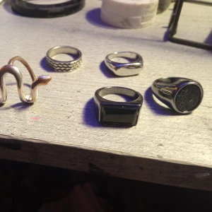 Ringar - Jättesnygga ringar från diverse taxfree butiker i gamla stan, jättebra kvalitet och lätt att styla med kläder.