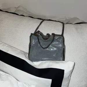 Säljer nu ex extremt unik väska! Den är köpt på stella mccartney och ny pris är 7700kr. Säljer nu för endast 4500!❤️