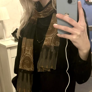 Scarf/halsduk - superfin vintage scarf i olika mönster. Säljer då den inte kommer till användning! Frakt 26 kr och betalning sker endast via swish. Kan ta fler tydliga bilder, hör gärna av dig om du är intresserad eller har övriga frågor, besvarar de gärna!❤️