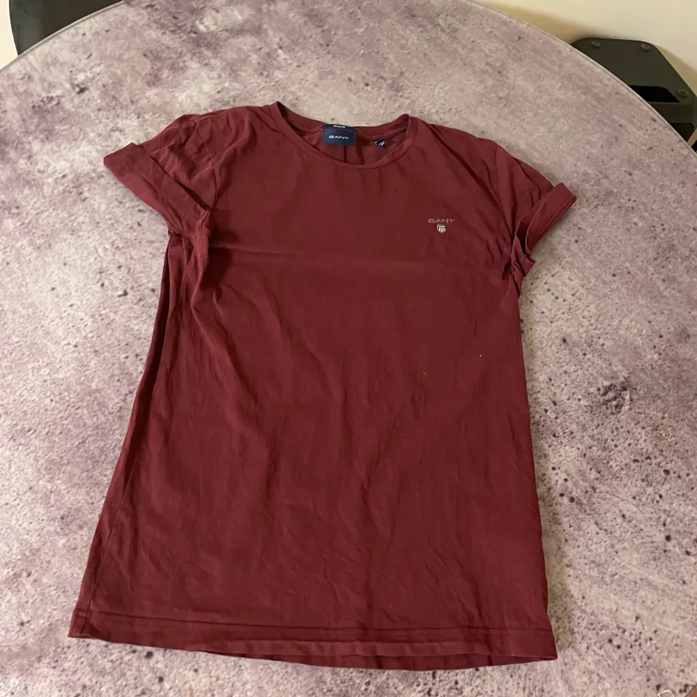 En vinröd t-shirt som är tunn men ändå skön👍🏻 den har andvänds 5ggr men är i bra skick❤️. T-shirts.