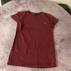 En vinröd t-shirt som är tunn men ändå skön👍🏻 den har andvänds 5ggr men är i bra skick❤️