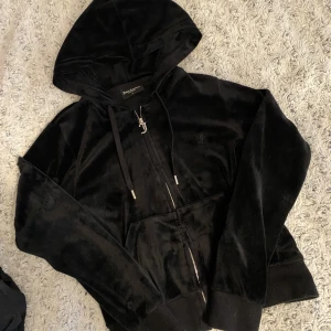 JUICY COUTURE SVART - Svart juicy couture tröja i senaste modellen. Storlek S, passar även XS. Jättefint skick, använd fåtal gånger. Jättemjuk och skönt material🖤 Köparen står för frakten 66kr, spårbar🥰 Säljer för 350kr eller bud om fler är intresserade🥰