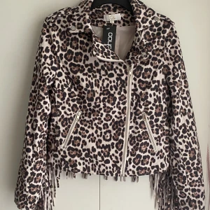 Mockajacka  - Oanvänd jacka från boho i ”mocka”. Inte fodrad! Märkt L men liten, så mer Medium. Lappar kvar! 